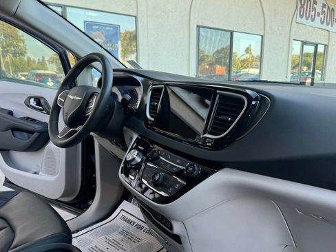 Used 2023 Chrysler Pacifica Touring-L FWD image 26