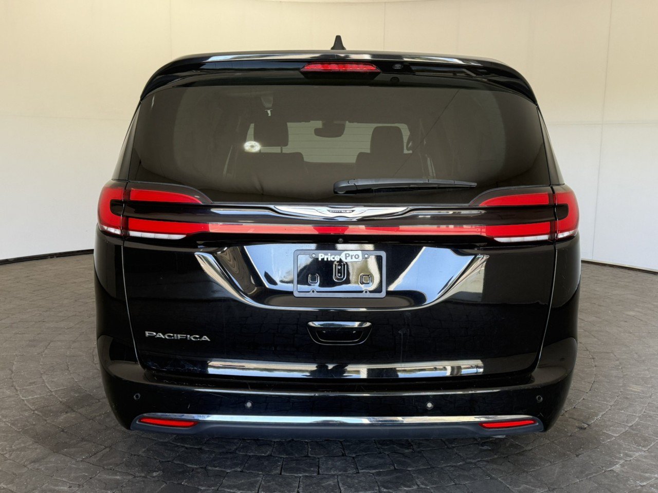 Used 2024 Chrysler Pacifica Touring-L FWD image 6