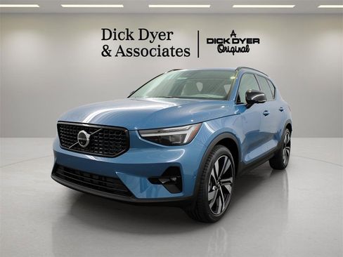 New 2025 Volvo XC40 B5 Ultra w/ Climate Package image 6