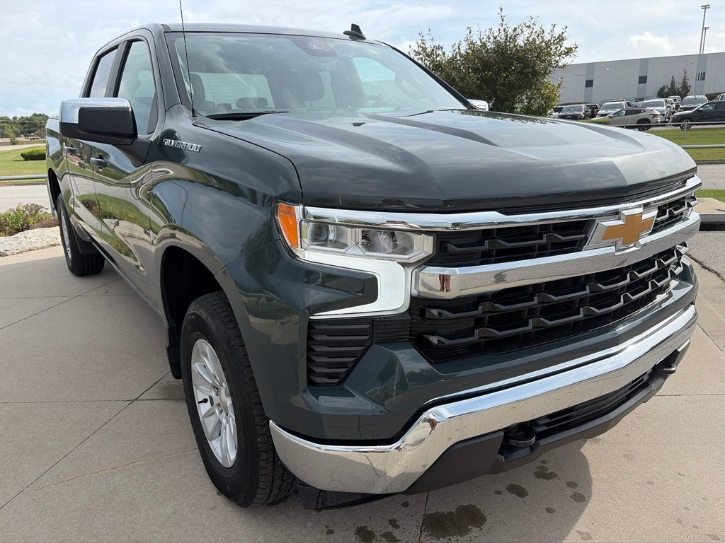 Used 2025 Chevrolet Silverado 1500 LT AWD/4WD image 2