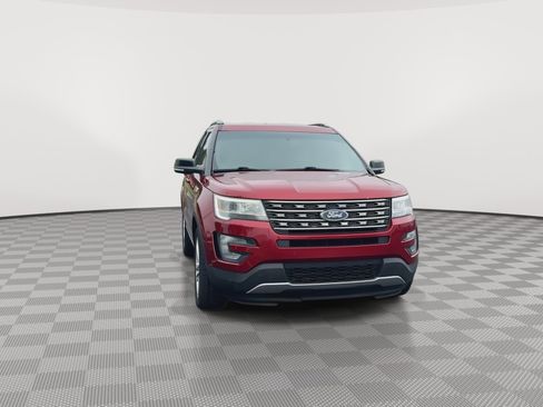 Used 2017 Ford Explorer XLT w/ Equipment Group 202A AWD/4WD image 3