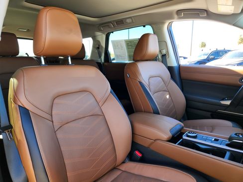 Used 2025 Nissan Pathfinder Platinum image 16