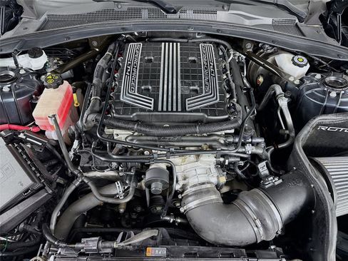 Used 2019 Chevrolet Camaro ZL1 RWD image 5