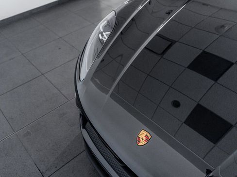 Certified 2025 Porsche Macan image 11