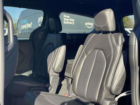 New 2026 Chrysler Pacifica Select FWD image 23