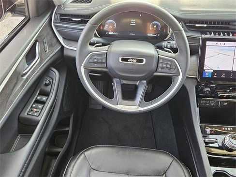 Used 2023 Jeep Grand Cherokee Limited image 11