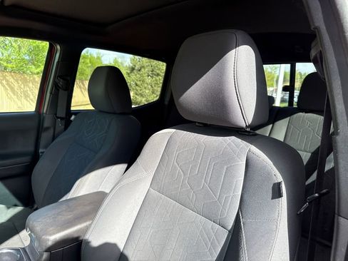 Used 2016 Toyota Tacoma TRD Off-Road AWD/4WD image 11