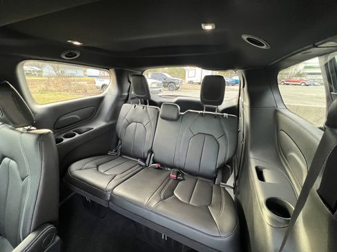 New 2026 Chrysler Pacifica Select image 13