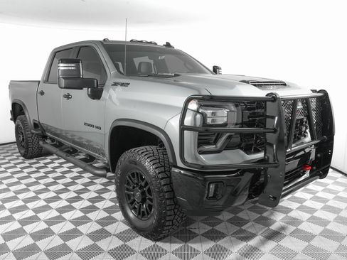 Used 2025 Chevrolet Silverado 2500 ZR2 w/ Technology Package image 3