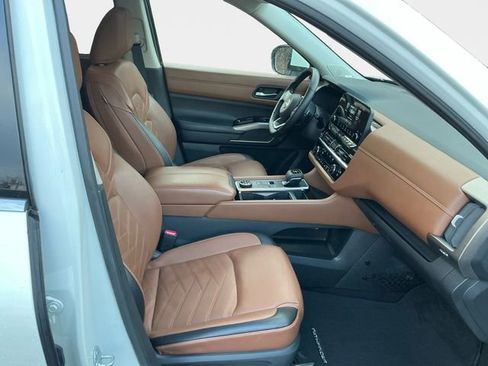 Used 2024 Nissan Pathfinder Platinum image 16