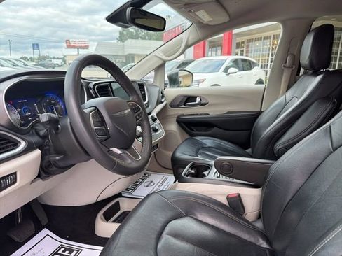 Used 2022 Chrysler Pacifica Touring-L FWD image 9
