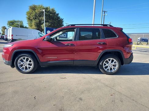 Used 2017 Jeep Cherokee Sport image 4