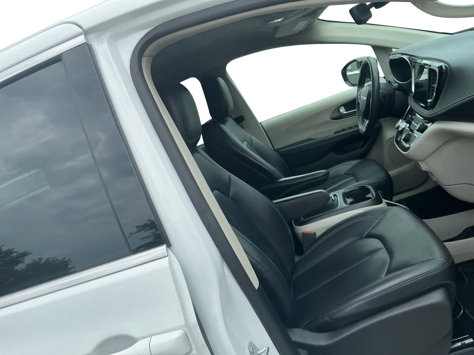 Used 2024 Chrysler Pacifica Touring-L FWD image 15