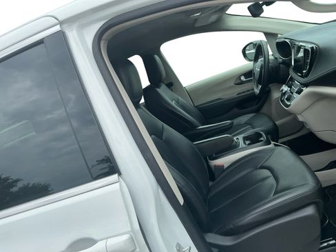 Used 2024 Chrysler Pacifica Touring-L FWD image 15