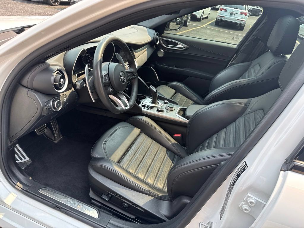 Used 2022 Alfa Romeo Giulia Veloce AWD/4WD image 27