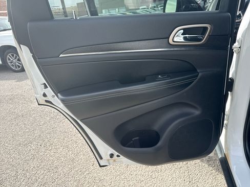 Used 2017 Jeep Grand Cherokee Limited image 18