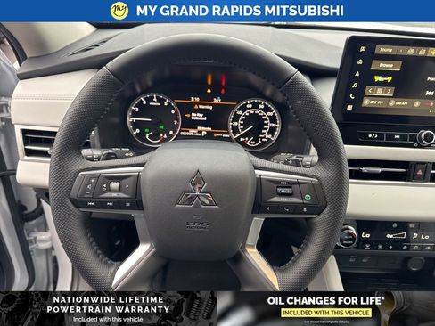 New 2026 Mitsubishi Outlander SE image 18