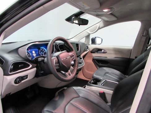 Used 2024 Chrysler Pacifica Touring-L FWD image 13