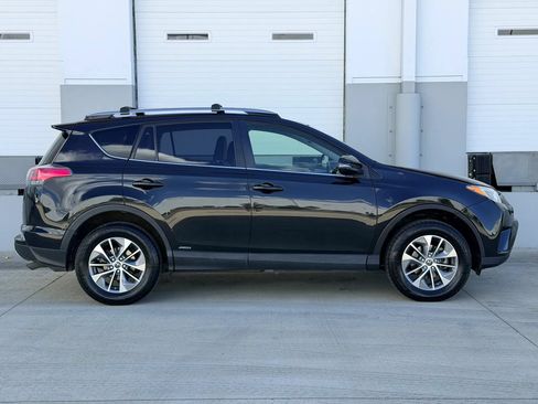 Used 2017 Toyota RAV4 XLE w/ Carpet Mat Package AWD/4WD image 6