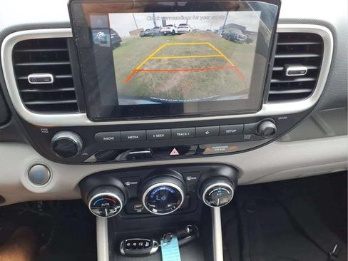 Used 2025 Hyundai Venue SEL FWD image 15