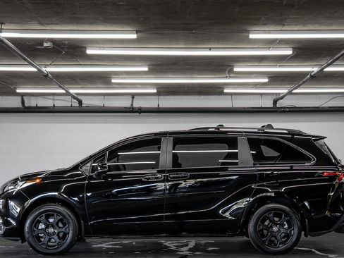 Used 2025 Toyota Sienna XLE Woodland Edition image 2