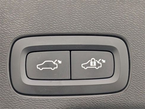 Used 2021 Volvo XC60 T5 Momentum w/ Protection Package Premier image 31