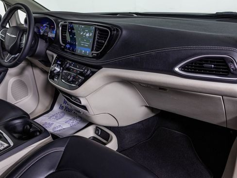 Used 2023 Chrysler Pacifica Touring-L FWD image 43