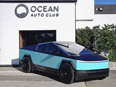 Used 2024 Tesla Cybertruck AWD Crew Cab image 2