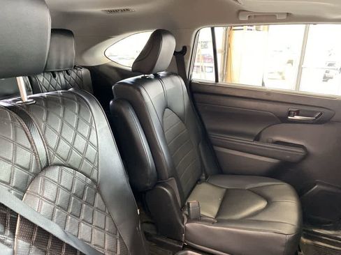 Used 2023 Toyota Highlander XLE AWD/4WD image 13
