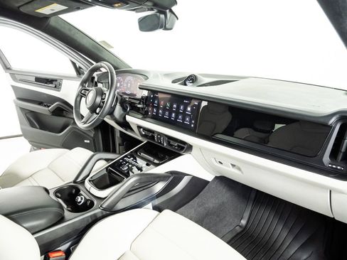 Certified 2025 Porsche Cayenne GTS AWD/4WD image 25