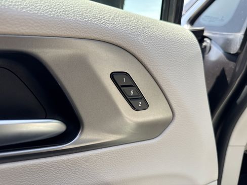 Used 2021 Chrysler Pacifica Touring-L FWD image 18