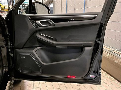 Certified 2023 Porsche Macan image 29