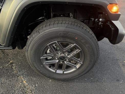 New 2026 Jeep Gladiator Sport AWD/4WD image 3