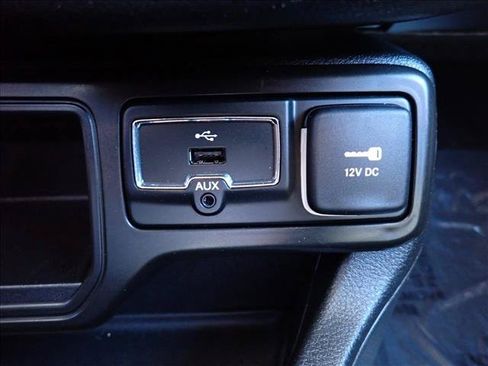 Used 2018 Jeep Renegade Latitude FWD image 18