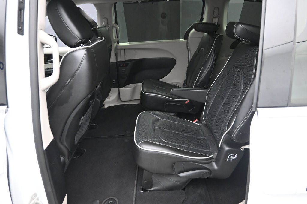 Used 2024 Chrysler Pacifica Limited FWD image 12