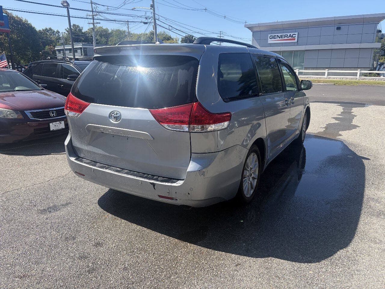 Used 2011 Toyota Sienna XLE w/ Premium Pkg AWD/4WD image 6