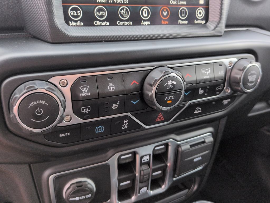 Used 2022 Jeep Wrangler Unlimited Sahara w/ Cold Weather Group AWD/4WD image 16