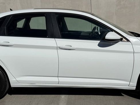 Used 2019 Volkswagen Jetta SE image 3