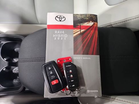 Used 2021 Toyota RAV4 XLE Premium image 18