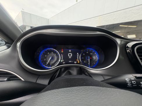 Used 2025 Chrysler Pacifica Select FWD image 13