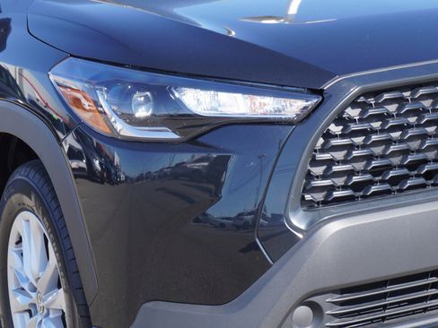 Used 2024 Toyota Corolla Cross LE FWD image 3