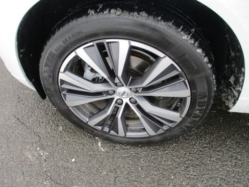 Certified 2022 Volvo XC60 B5 Momentum w/ Climate Package image 9