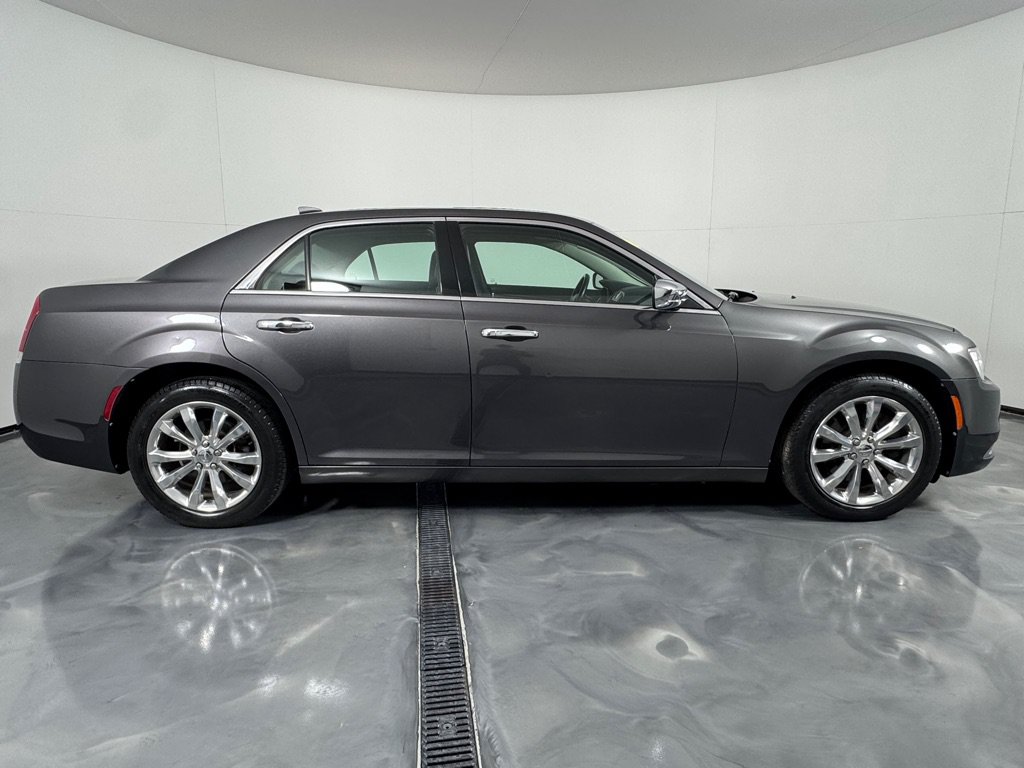 Used 2019 Chrysler 300 Limited AWD/4WD image 3