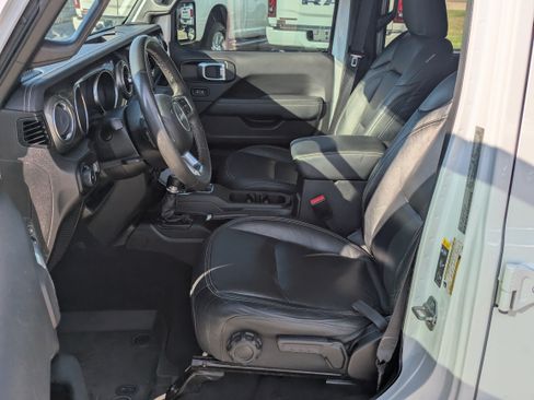 Used 2023 Jeep Wrangler Unlimited Sahara AWD/4WD image 4