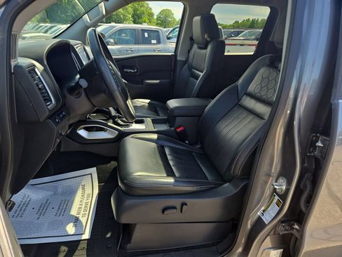 Used 2023 Nissan Frontier SV w/ SV Premium Package AWD/4WD image 6