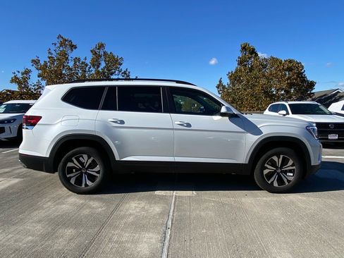 New 2026 Volkswagen Atlas SE image 2