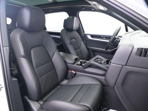 Used 2025 Porsche Cayenne image 29