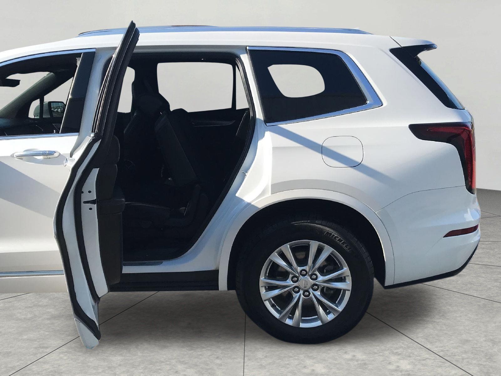 Certified 2024 Cadillac XT6 Luxury w/ LPO, Floor Liner Package AWD/4WD image 25