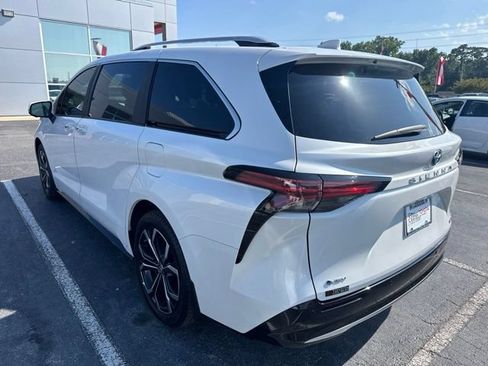 Used 2025 Toyota Sienna Platinum FWD image 4