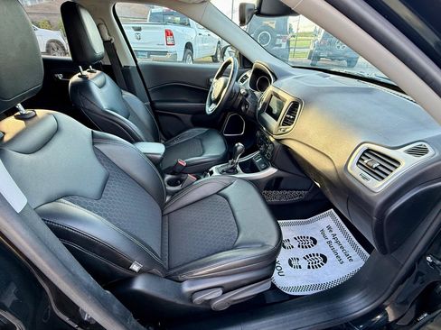 Used 2018 Jeep Compass Latitude w/ Popular Equipment Group FWD image 9